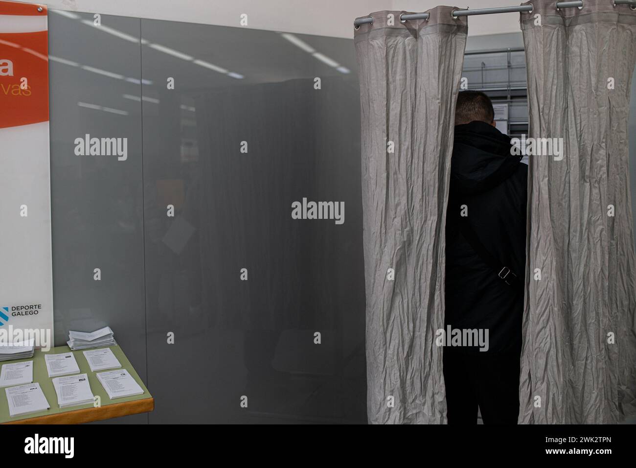 18 febbraio 2024, Pontevedra, Pontevedra, EspaÃ±a: Colegio Electoral en el Centro Gallego de TecnificaciÃ³n Deportiva (immagine di credito: © Elena Fernandez/ZUMA Press Wire) SOLO USO EDITORIALE! Non per USO commerciale! Foto Stock