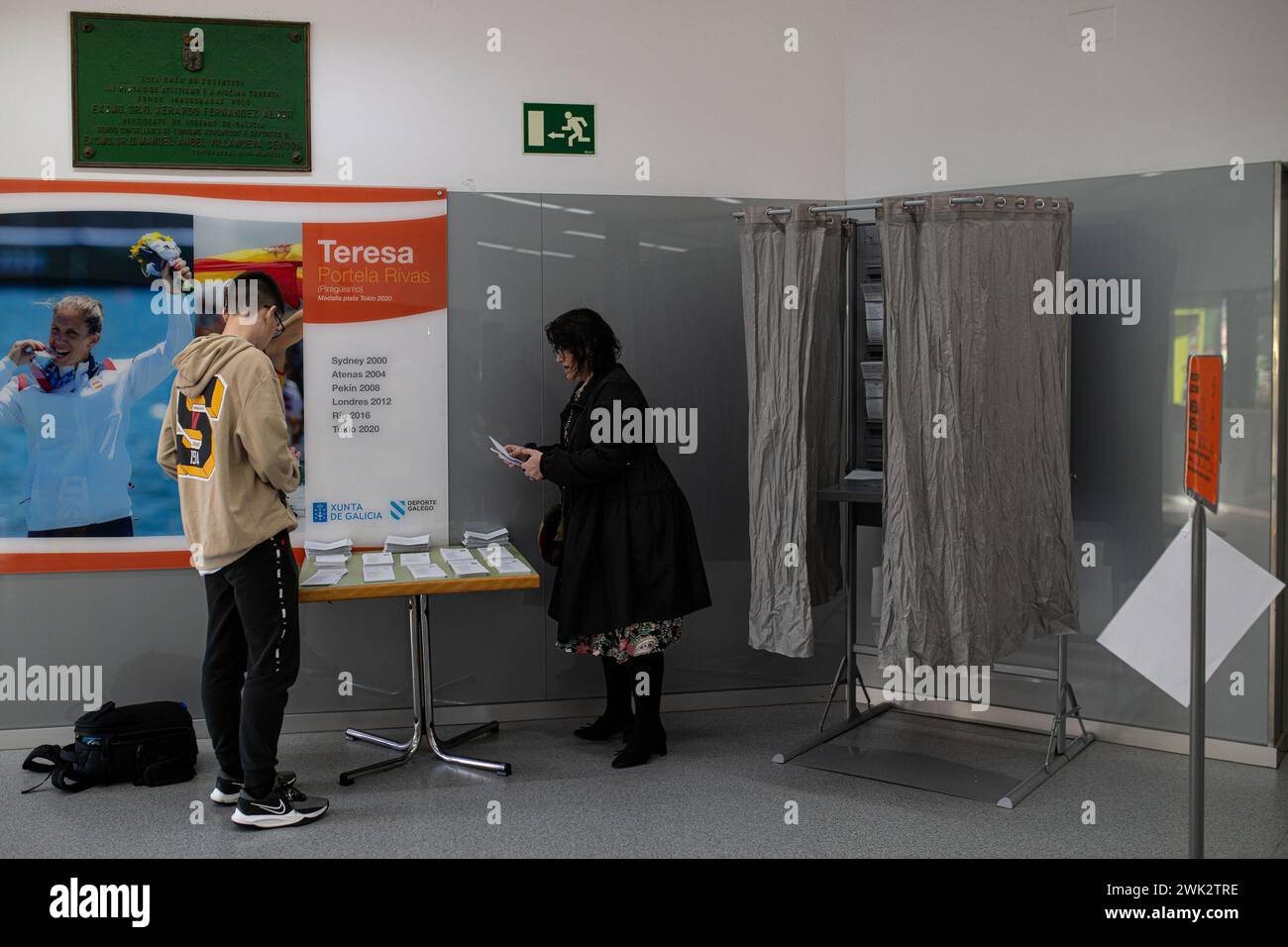18 febbraio 2024, Pontevedra, Pontevedra, EspaÃ±a: Colegio Electoral en el Centro Gallego de TecnificaciÃ³n Deportiva (immagine di credito: © Elena Fernandez/ZUMA Press Wire) SOLO USO EDITORIALE! Non per USO commerciale! Foto Stock