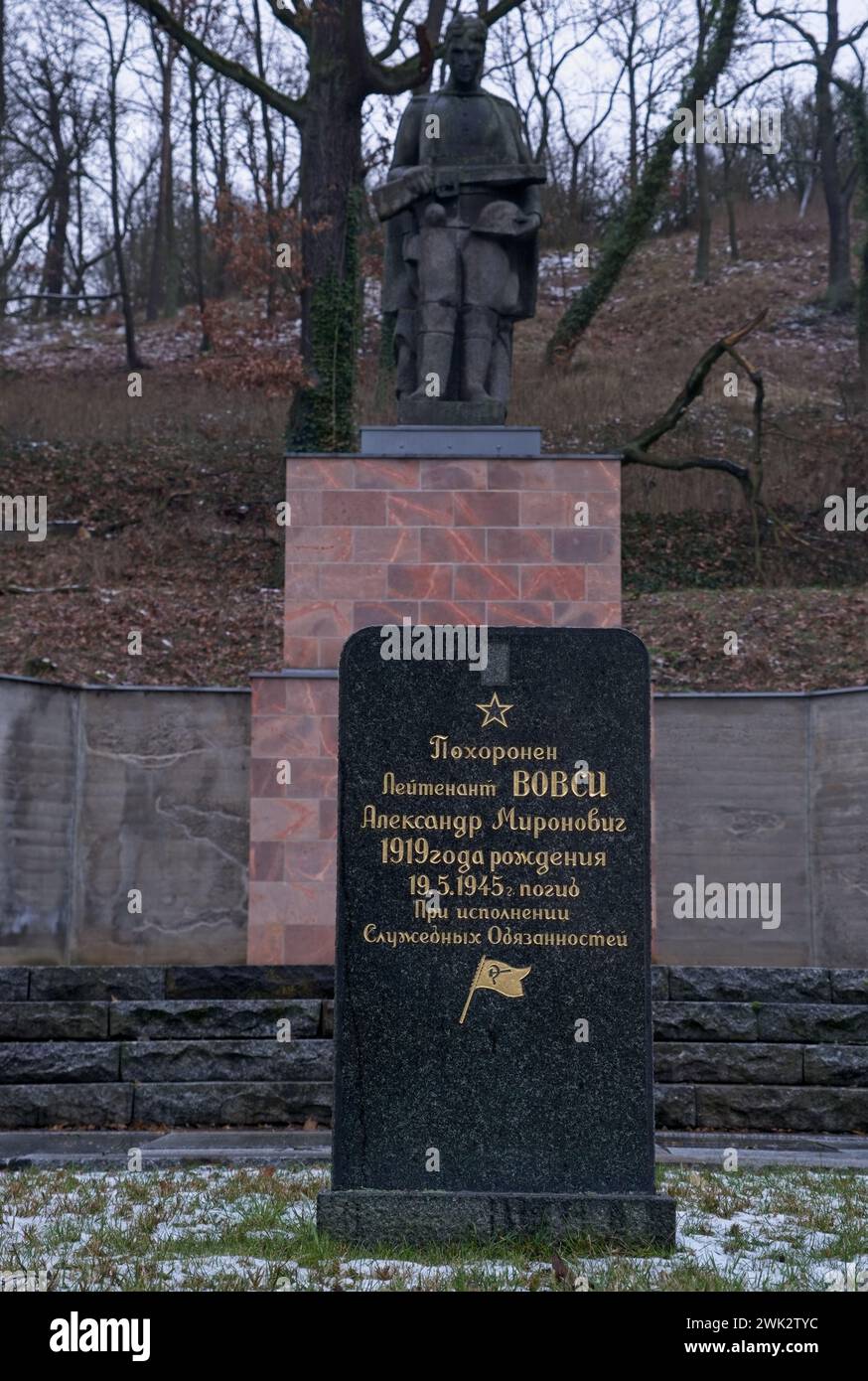 Bad Freienwalde, Germania - 13 gennaio 2024: Questo cimitero di guerra contiene le tombe di 1.843 soldati e ufficiali sovietici caduti nel 1945 durante il secondo Wo Foto Stock