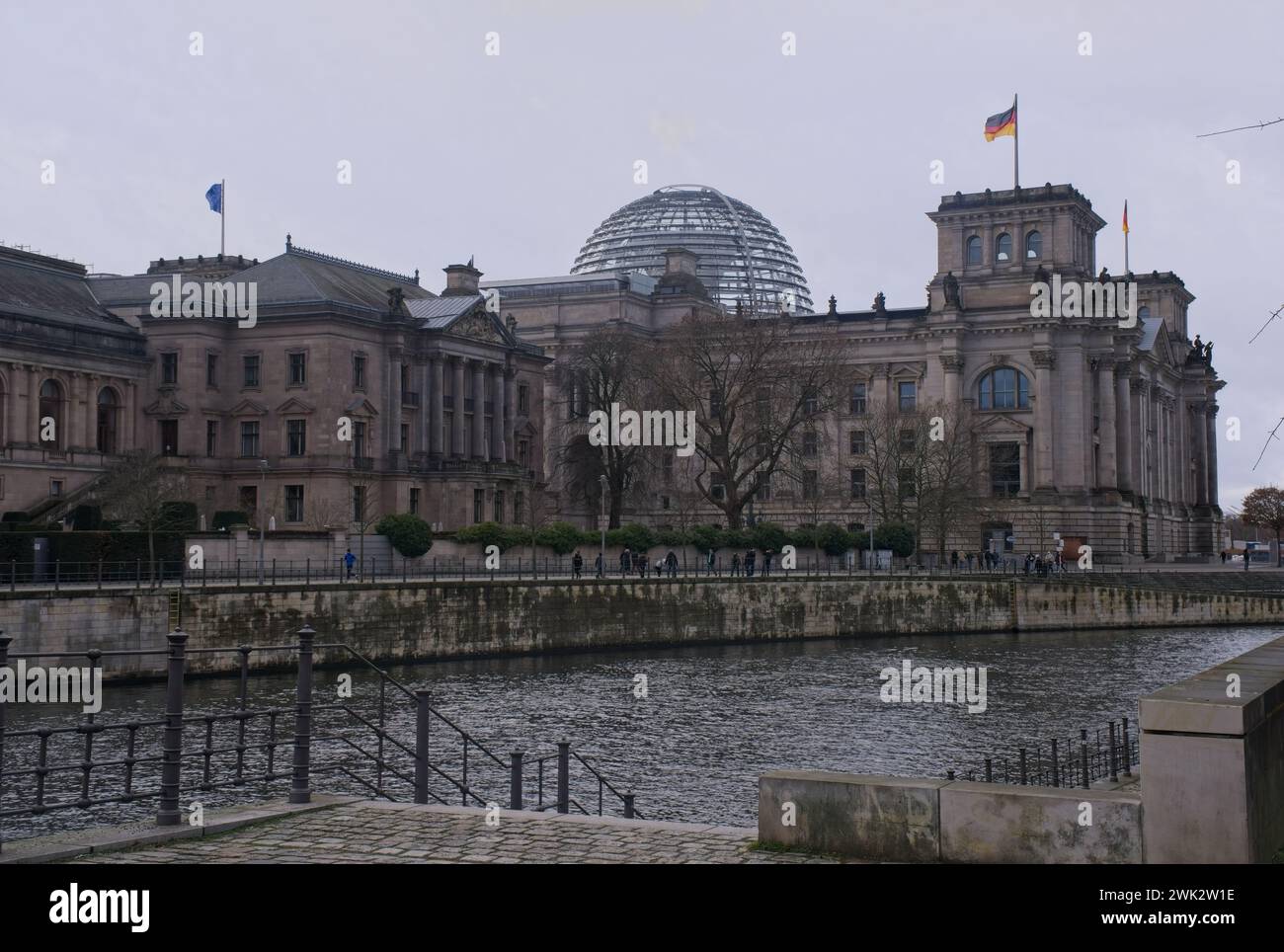 Berlino, Germania - 14 gennaio 2024: L'edificio del Reichstag è l'edificio del Parlamento tedesco. Il 30 aprile 1945 la bandiera sovietica è stata issata sopra Th Foto Stock