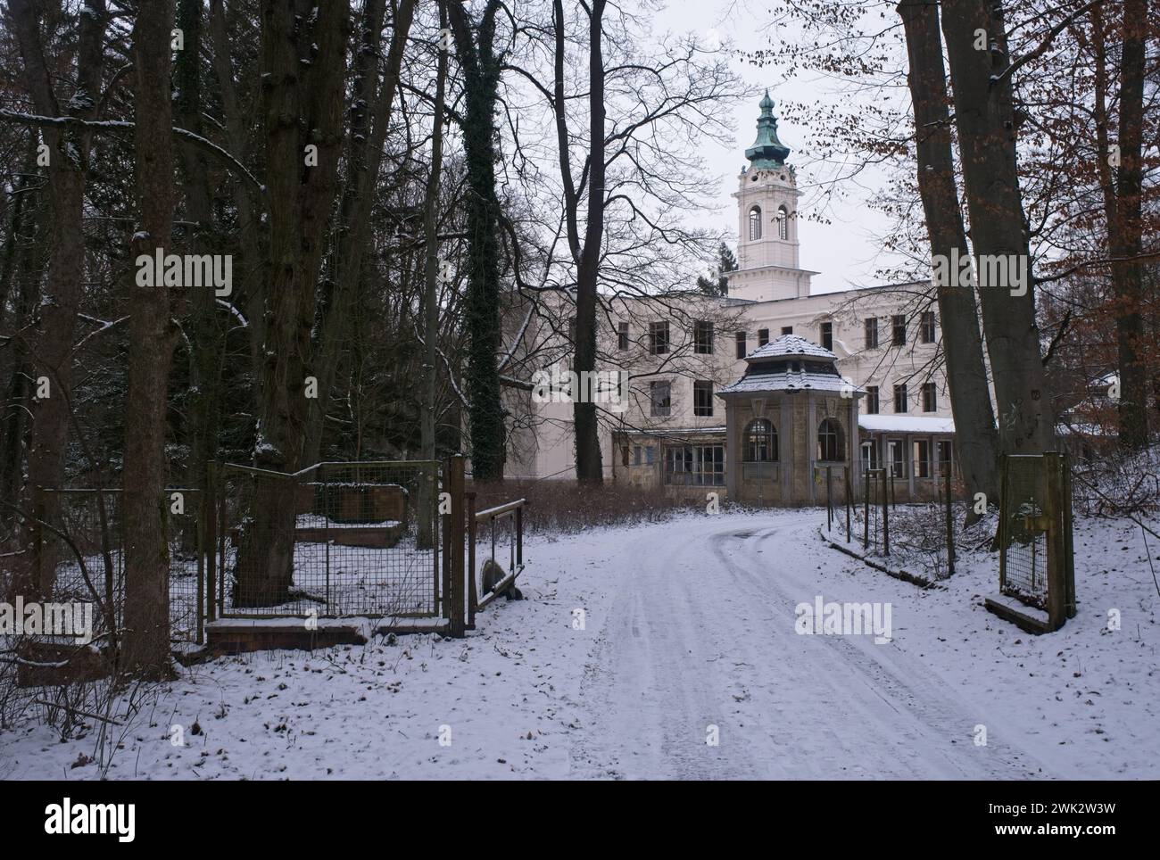 Wandlitz, Germania - 17 gennaio 2024: Il capo delle SS Himmler subentrò nel 1940 e utilizzò lo Schloss Dammsmuhle come base e come elegante pensione. Nuvoloso Foto Stock