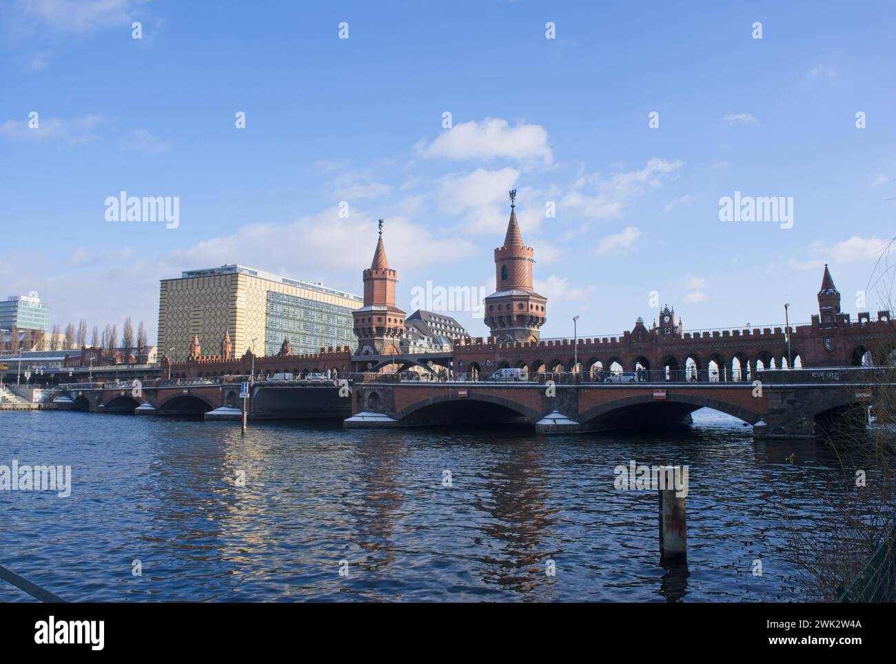 Berlino, Germania - 19 gennaio 2024: Il ponte Oberbaum (Oberbaumbrucke) è un ponte a due piani che attraversa il fiume Sprea a Berlino. Soleggiata giornata invernale. SEL Foto Stock