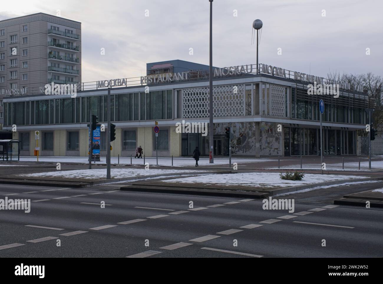 Berlino, Germania - 21 gennaio 2024: Cafe Moskau sul Karl Marx Allee a Berlino. Soleggiata giornata invernale. Messa a fuoco selettiva Foto Stock