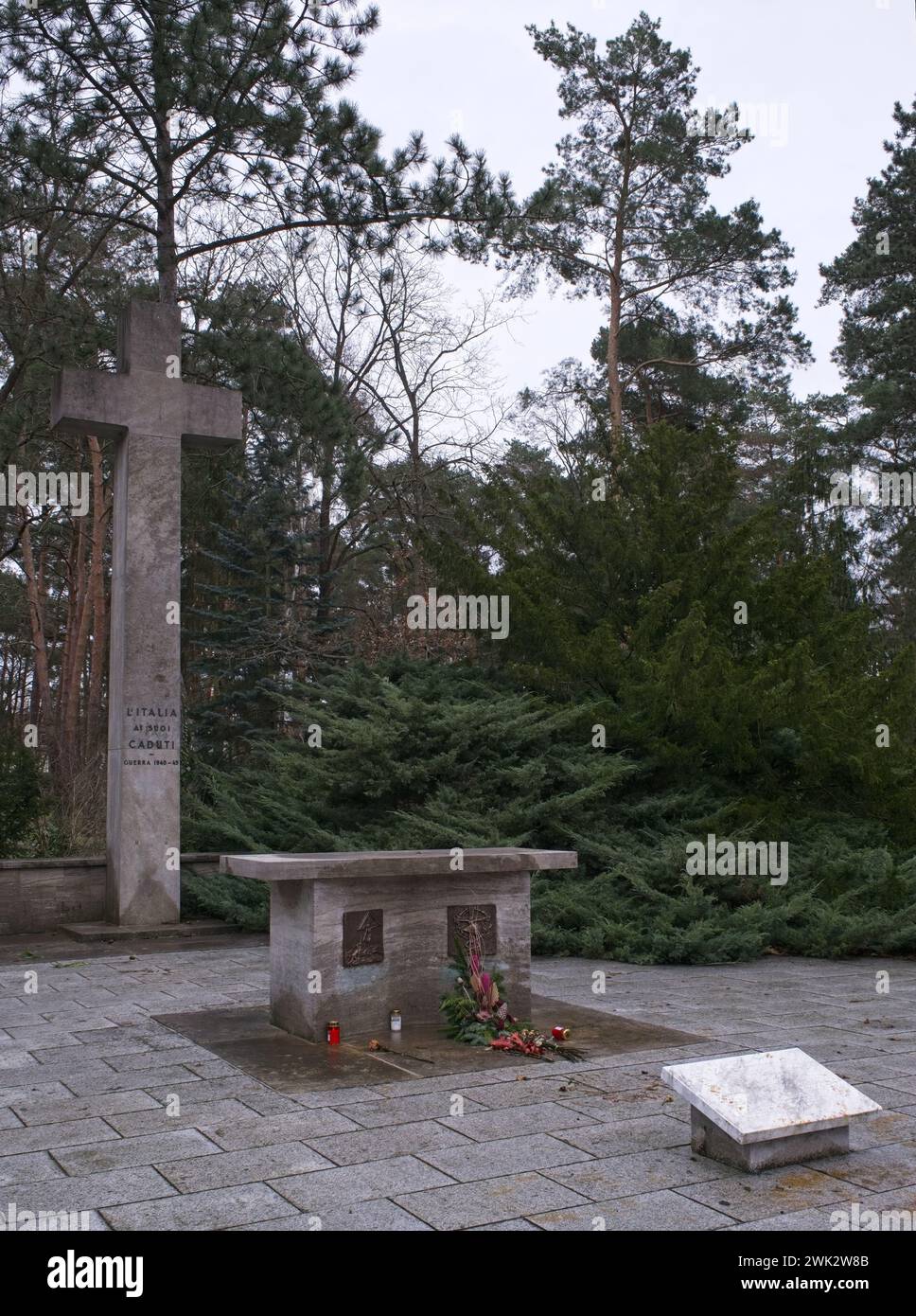 Berlino, Germania - 22 gennaio 2024: Il cimitero di Zehlendorf contiene un grande appezzamento con 1166 tombe di guerra italiane della seconda guerra mondiale. Nuvoloso inverno Foto Stock