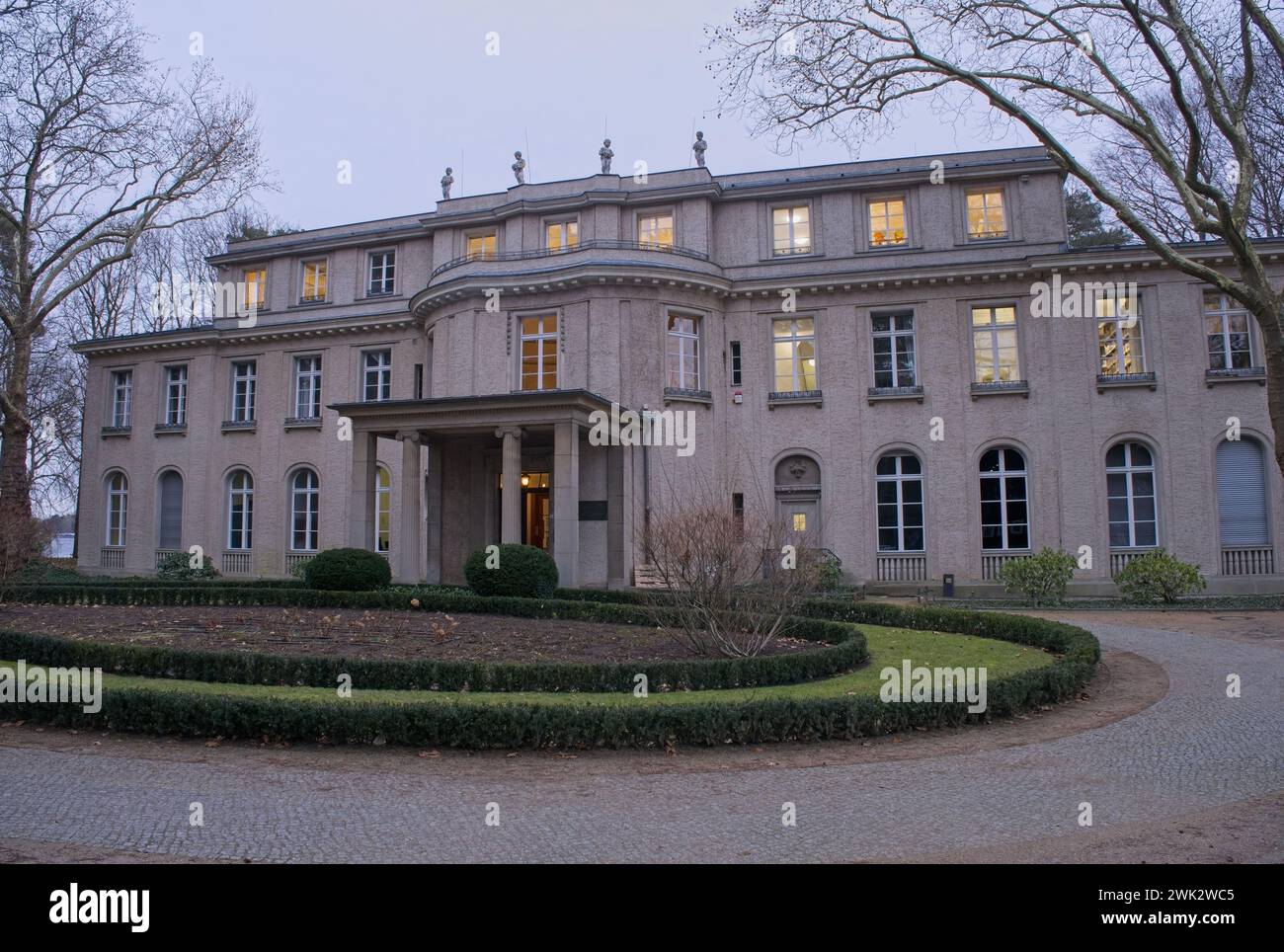 Berlino, Germania - 22 gennaio 2024: Memoriale e museo dell'Olocausto noto come Haus der Wannsee-Konferenz (Casa della Conferenza di Wannsee). Inverno nuvoloso Foto Stock
