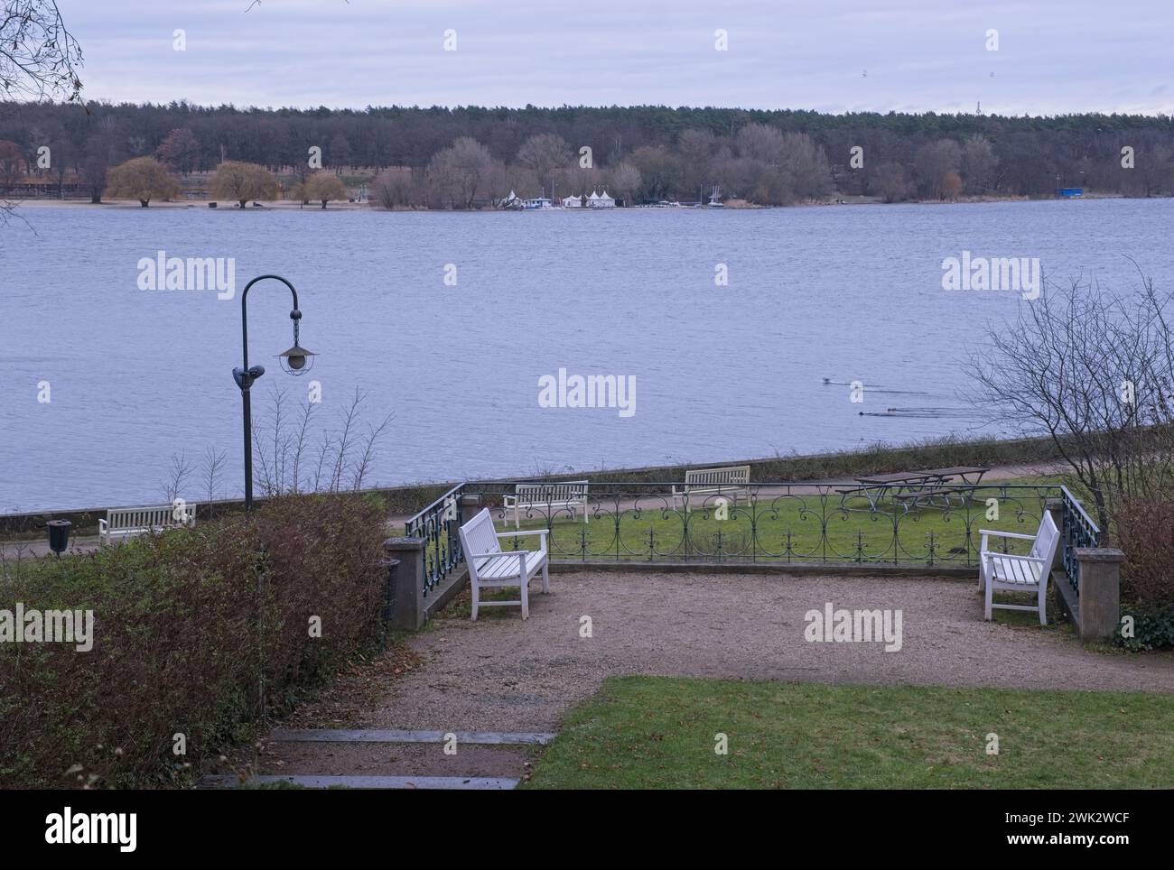 Berlino, Germania - 22 gennaio 2024: Memoriale e museo dell'Olocausto noto come Haus der Wannsee-Konferenz (Casa della Conferenza di Wannsee). Inverno nuvoloso Foto Stock