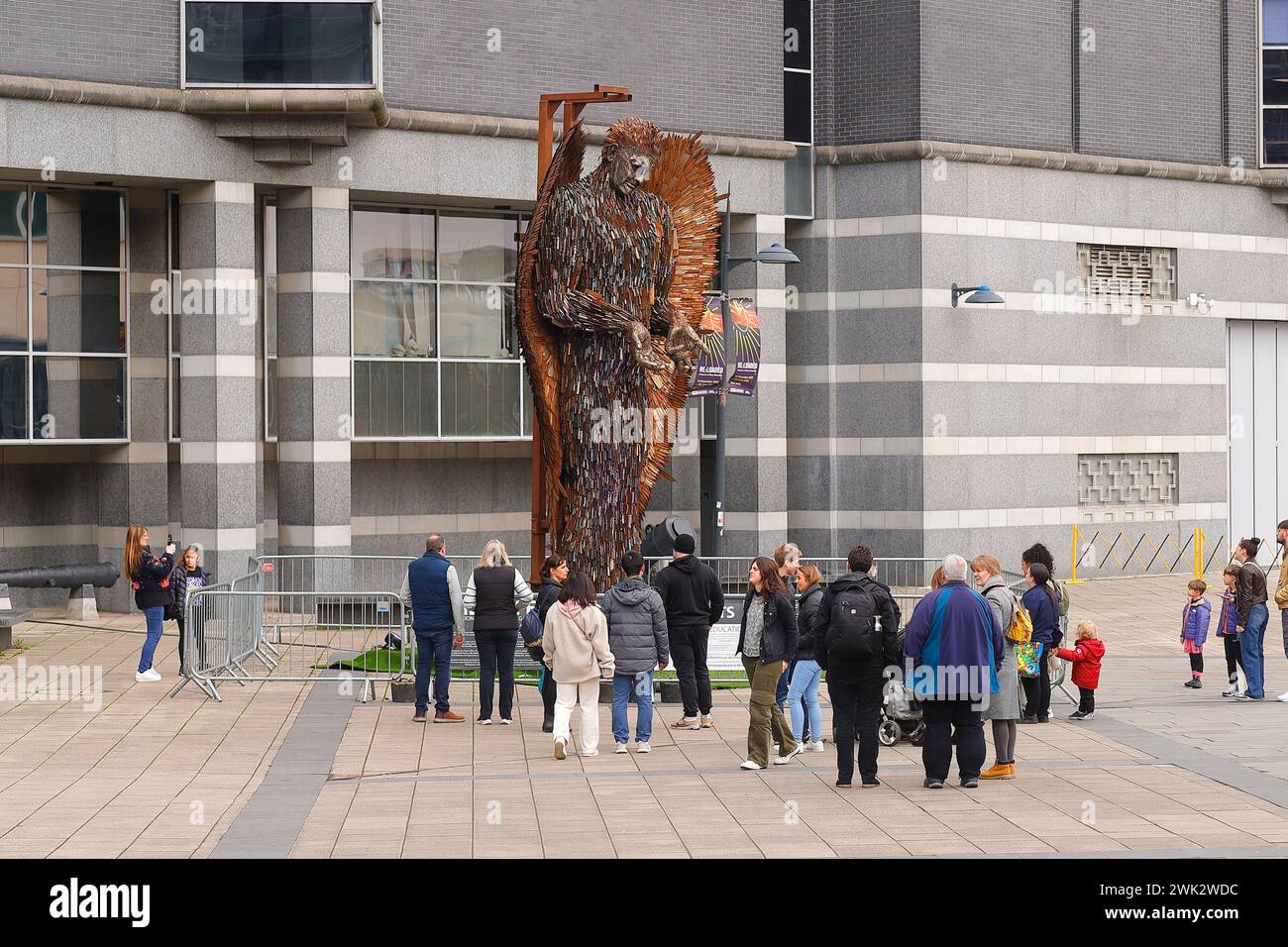 Il Knife Angel residente fuori dalle Royal Armouries al Leeds Dock nel centro di Leeds durante il mont di febbraio 2024 Foto Stock