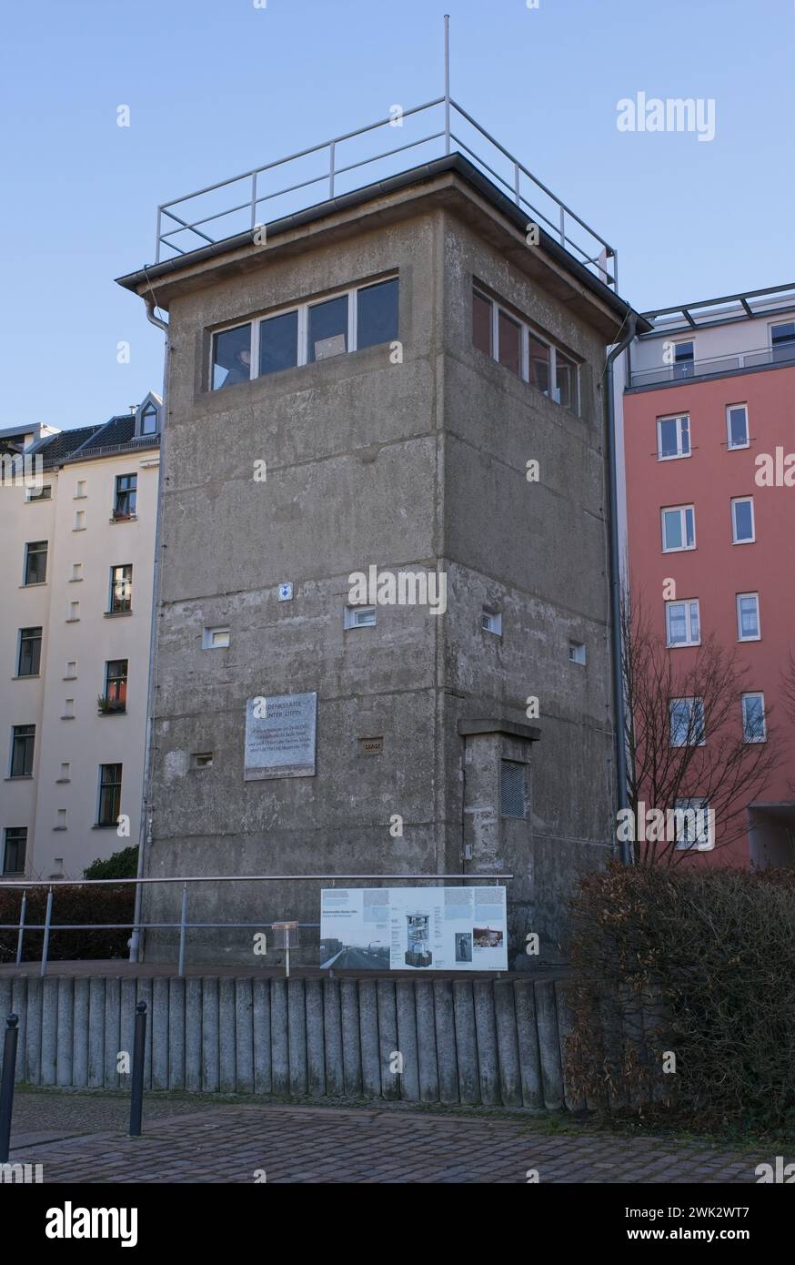 Berlino, Germania - 28 gennaio 2024: Una vecchia torre di guardia che prende il nome da Gunter Litfin, il primo ad essere ucciso dalle guardie di frontiera mentre cercava di fuggire Foto Stock