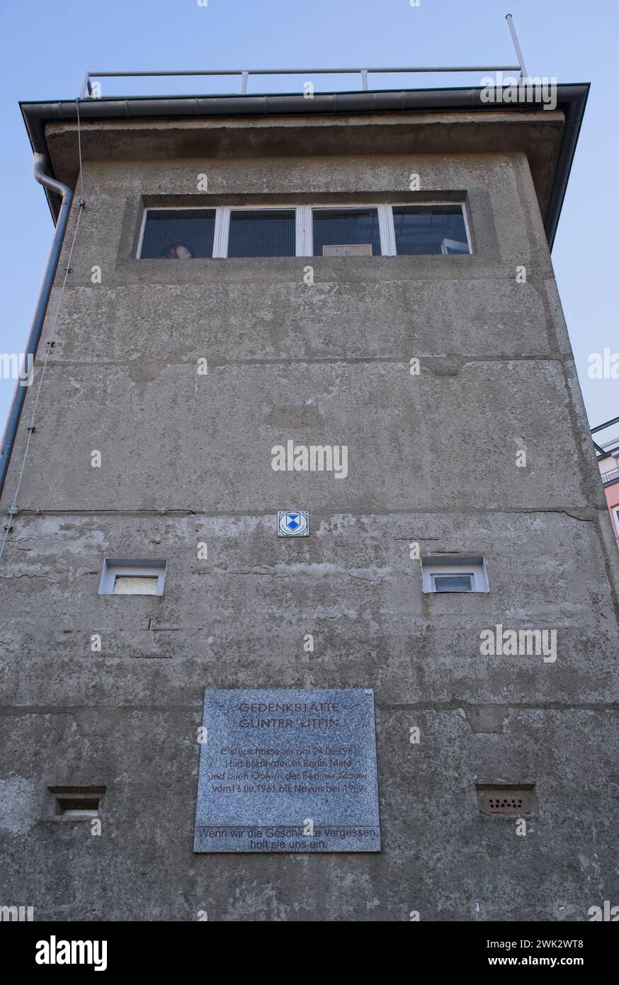 Berlino, Germania - 28 gennaio 2024: Una vecchia torre di guardia che prende il nome da Gunter Litfin, il primo ad essere ucciso dalle guardie di frontiera mentre cercava di fuggire Foto Stock