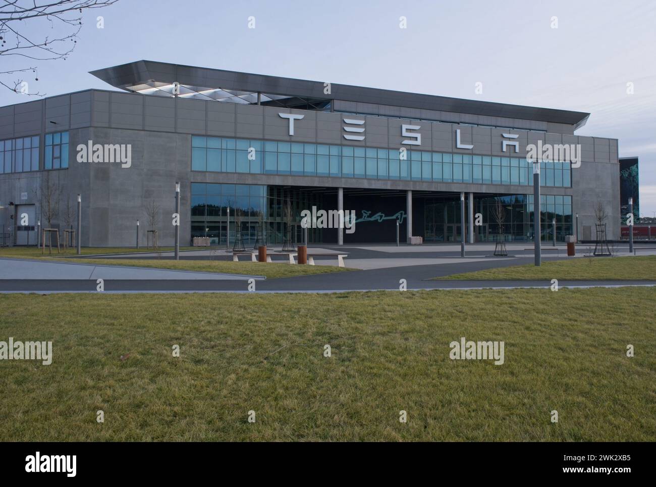 Berlino, Germania - 4 febbraio 2024: Una foto statica della ricarica Tesla Model 3 e Y presso le stazioni di ricarica Gigafactory Supercharger e CA in una soleggiata giornata invernale. Se Foto Stock