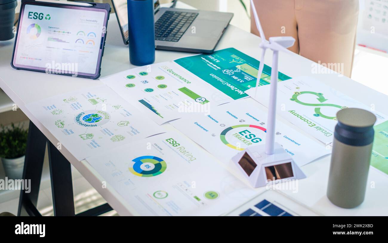 Grafico ESG ( ambiente, sociale, governance) sul tavolo della sala riunioni in un ufficio ecologico Foto Stock