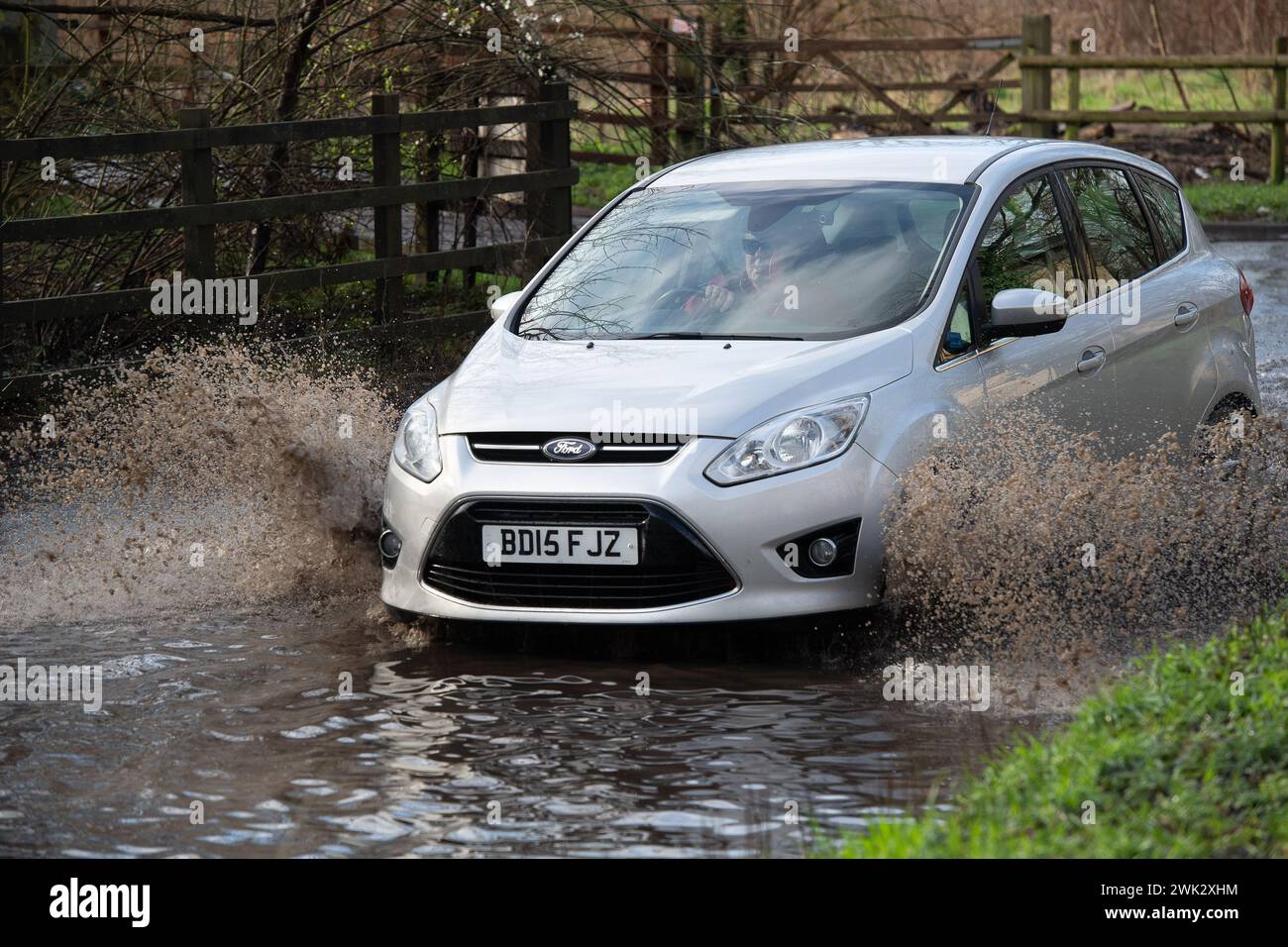 Eton, Windsor, Regno Unito. 18 febbraio 2024. Gli automobilisti guidano attraverso le acque alluvionali in un paese di Eton, Windsor, Berkshire dopo una forte pioggia notturna. Crediti: Maureen McLean/Alamy Live News Foto Stock