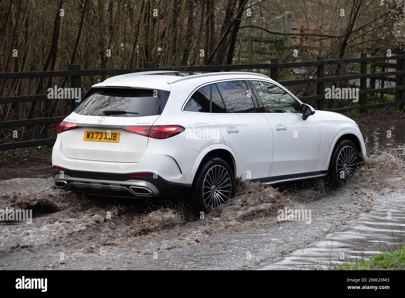 Eton, Windsor, Regno Unito. 18 febbraio 2024. Gli automobilisti guidano attraverso le acque alluvionali in un paese di Eton, Windsor, Berkshire dopo una forte pioggia notturna. Crediti: Maureen McLean/Alamy Live News Foto Stock