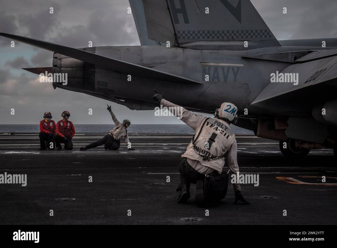 Operazioni di volo serali a bordo della USS Theodore Roosevelt, nel Mar delle Filippine il 15 febbraio 2024. Foto di Adina Phebus Foto Stock
