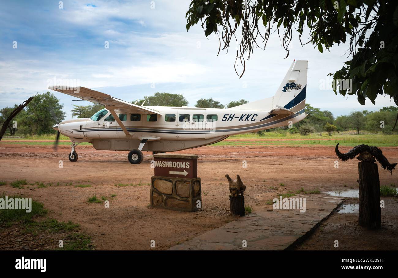 Un aereo leggero Cessna da 12 posti gestito dalla Auric Air Services parte dalla pista di atterraggio di Mtemere al Parco Nazionale di Nyerere (riserva di Selous Game) in Tanzania. Foto Stock