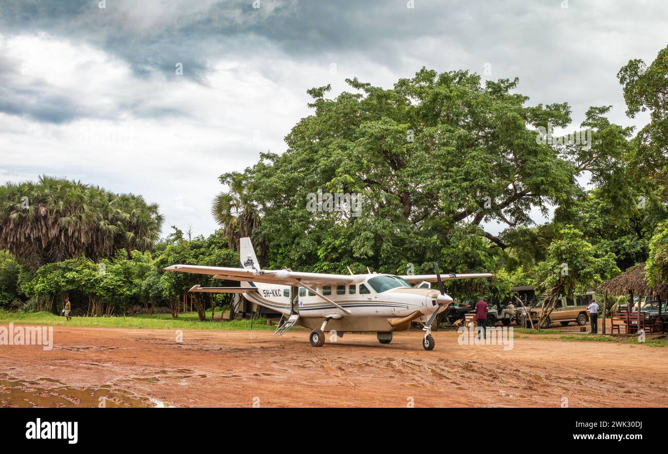 Un aereo leggero Cessna da 12 posti gestito dalla Auric Air Services arriva da Arusha alla pista di atterraggio di Mtemere al Nyerere National Park (Selous Game Reserve) in Foto Stock