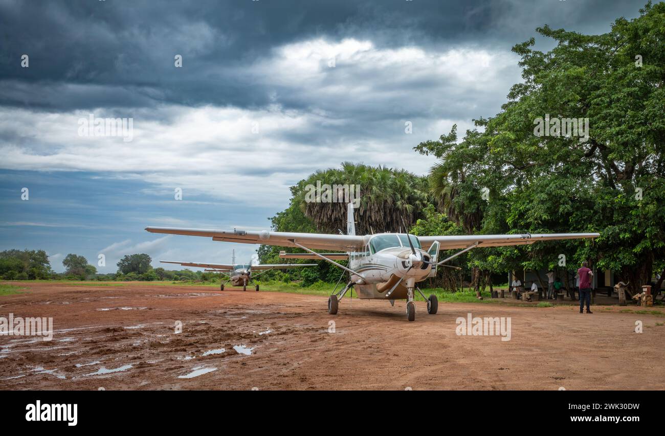 Due aerei leggeri Cessna da 12 posti operati dalla Auric Air Services presso la pista di atterraggio di Mtemere presso il Nyerere National Park (Selous Game Reserve) in Tanzania. Foto Stock
