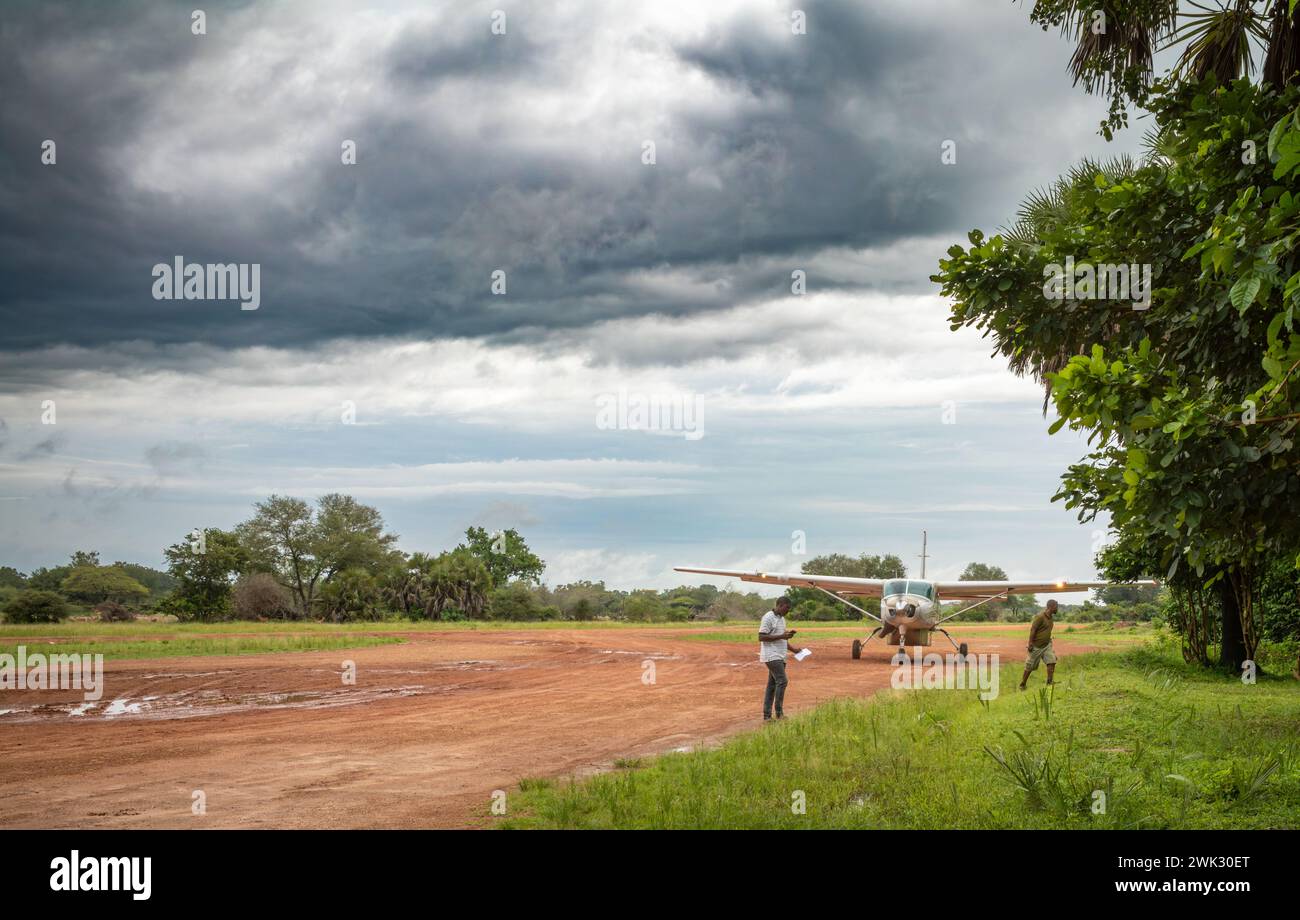 Un aereo leggero Cessna da 12 posti gestito dalla Auric Air Services arriva da Arusha alla pista di atterraggio di Mtemere al Nyerere National Park (Selous Game Reserve) in Foto Stock