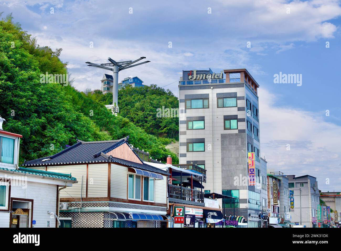Donghae City, Corea del Sud - 28 luglio 2019: Situato ai piedi della collina sotto il faro di Mukho, un'affascinante collezione di motel, ristoranti, Foto Stock