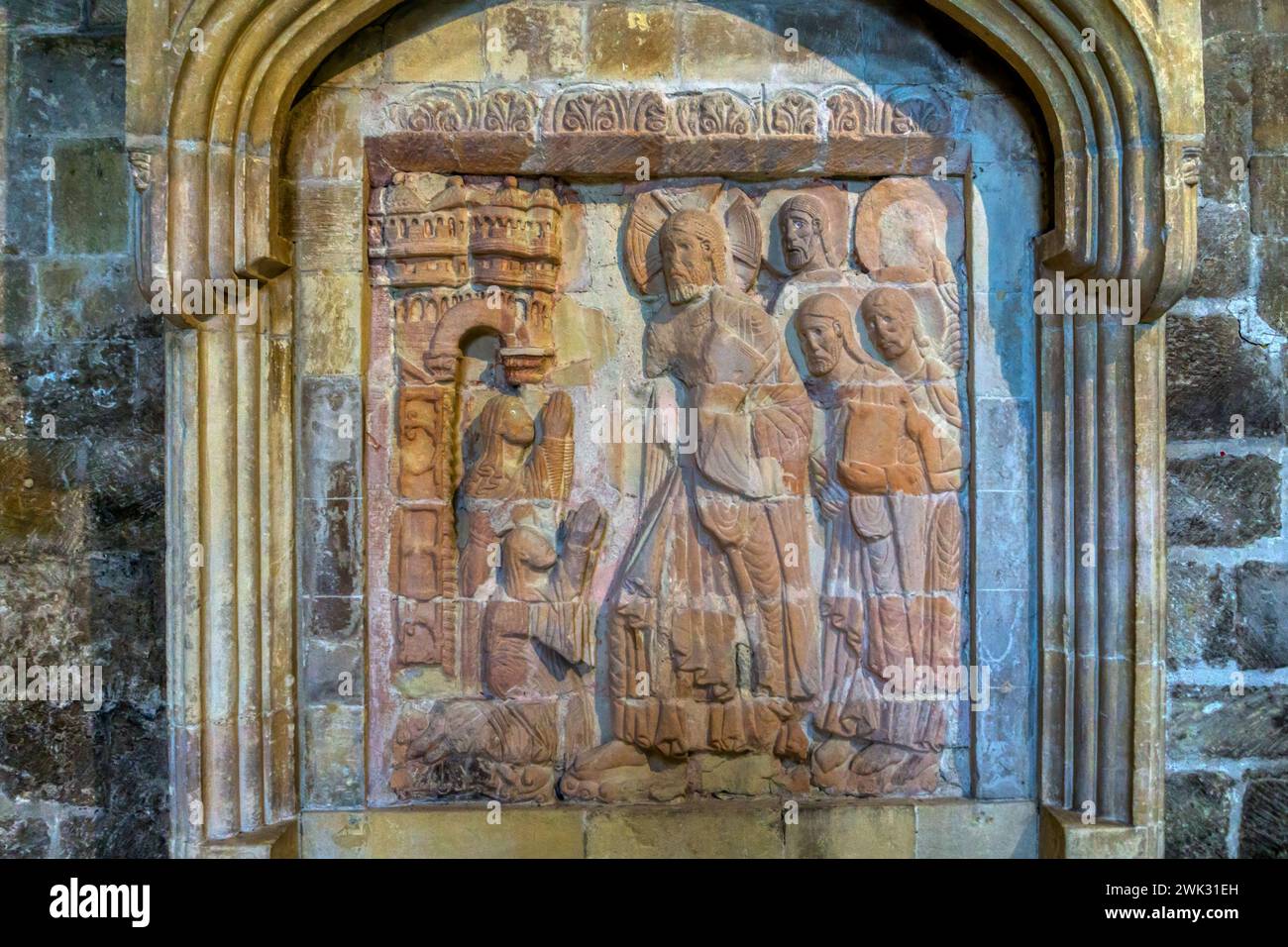 I rilievi di Chichester. Uno dei due pannelli scolpiti del 1125 circa che mostrano Gesù che risuscita Lazzaro dai morti. Vedere 2WJ0MF7 per l'altro sfiato. Foto Stock