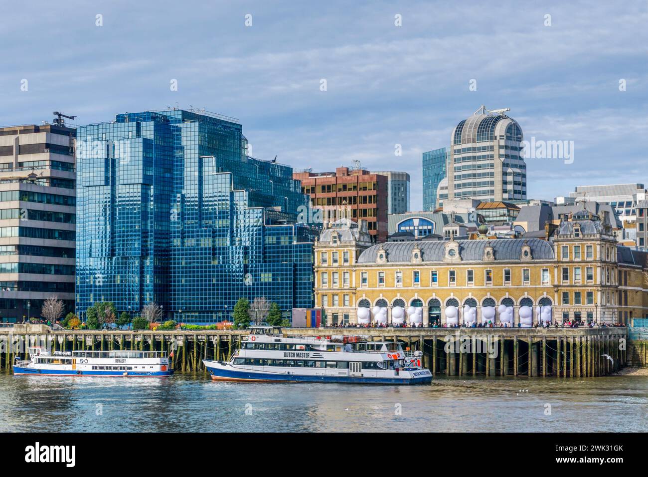 Edificio Northern & Shell con vetri blu, 10 Lower Thames Street vista sul fiume Tamigi, sede centrale di Express Newspaper Group. Vicino all'Old Billinsgate Market. Foto Stock