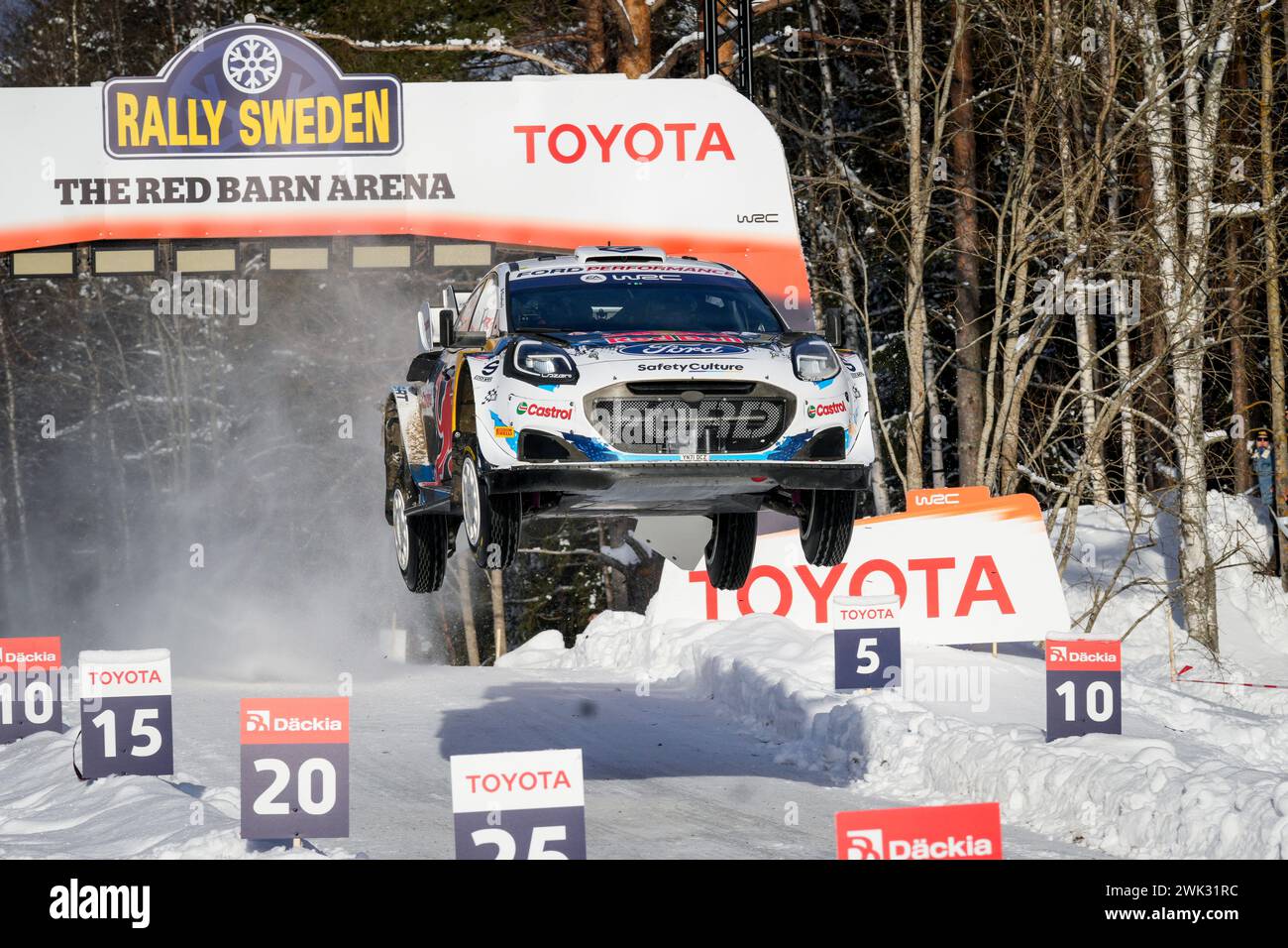 Umeå, SVEZIA 20240218Grégoire Munster, Lussemburgo, con il lettore di mappe Louis Louka, Belgio, Ford Puma Rally1 Hybrid, RC1 Rally1 sulla 18a tappa (Power Foto Stock