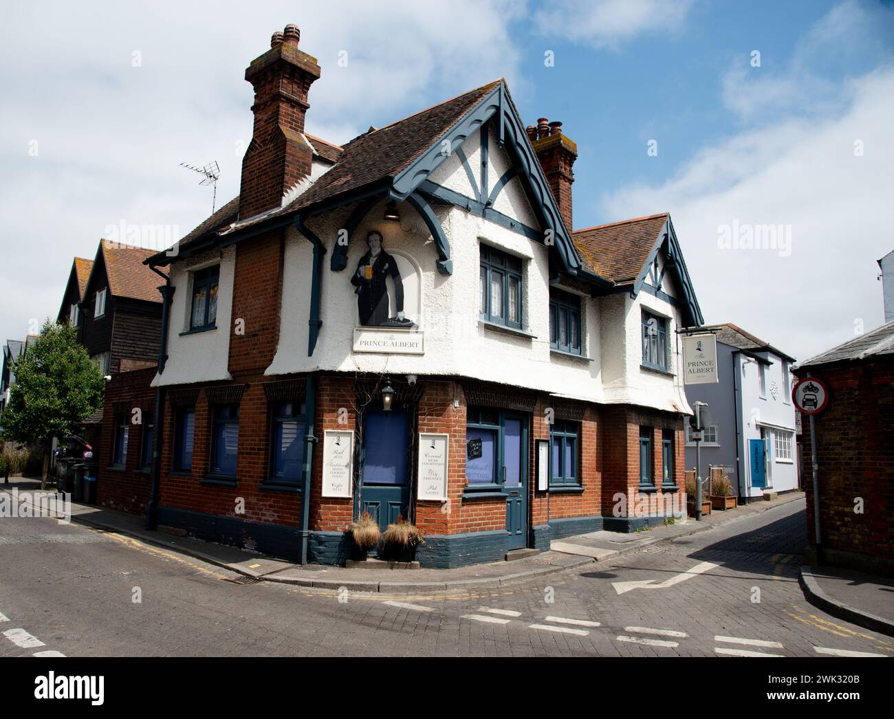 Vista sulla Whitstable, la città vecchia, affascinanti negozi, caffetterie in edifici tradizionali. Kent, Inghilterra. Foto Stock