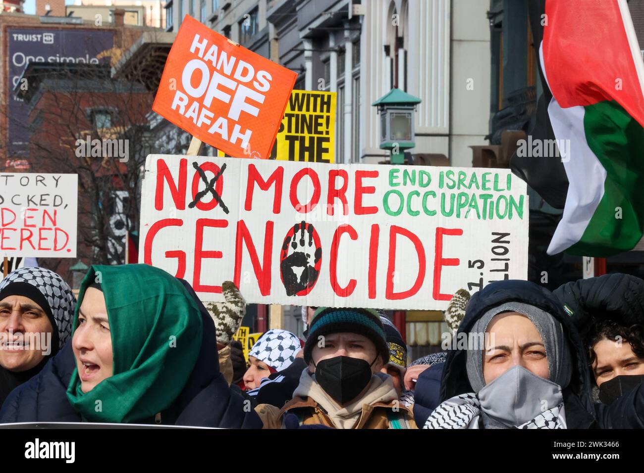 Washington, Stati Uniti. 17 febbraio 2024. Centinaia di sostenitori di Pro Gaza, Pro Palestine, Pro Rafah si sono radunati di fronte all'arco dell'amicizia nella Chinatown di Washington, DC, USA, il 17 febbraio 2024. I sostenitori chiedono un cessate il fuoco, affinché Israele lasci Rafah, e affermano che Israele non ha il diritto di difendersi. (Foto di Robyn Stevens Brody/SIPA USA) credito: SIPA USA/Alamy Live News Foto Stock