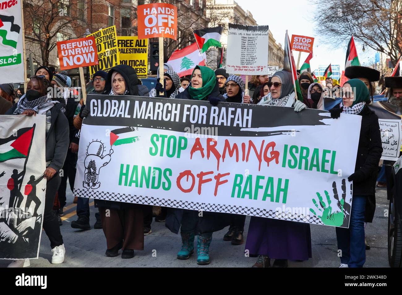 Washington, Stati Uniti. 17 febbraio 2024. Centinaia di sostenitori di Pro Gaza, Pro Palestine, Pro Rafah si sono radunati di fronte all'arco dell'amicizia nella Chinatown di Washington, DC, USA, il 17 febbraio 2024. I sostenitori chiedono un cessate il fuoco, affinché Israele lasci Rafah, e affermano che Israele non ha il diritto di difendersi. (Foto di Robyn Stevens Brody/SIPA USA) credito: SIPA USA/Alamy Live News Foto Stock