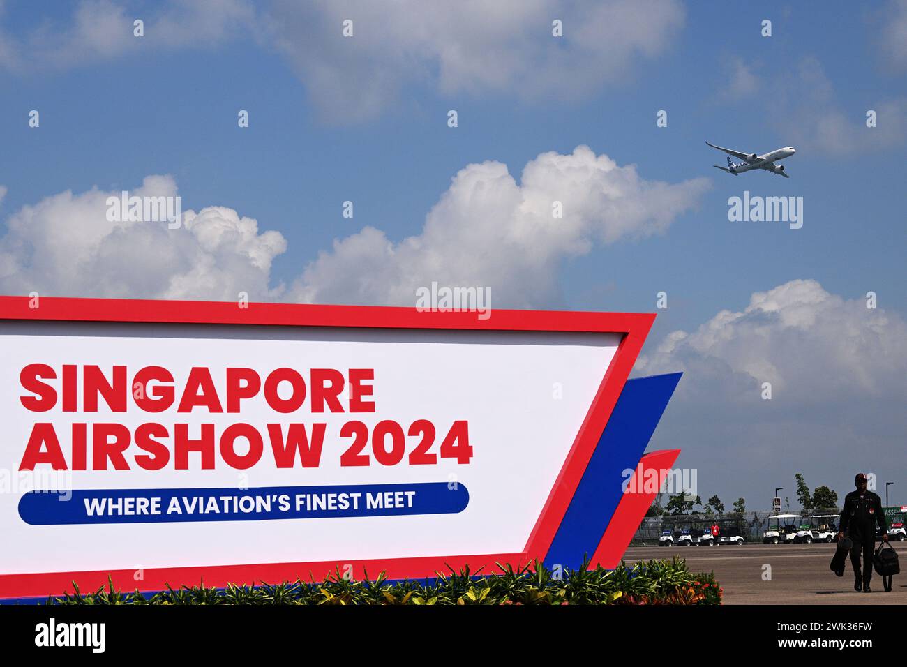 Singapore. 18 febbraio 2024. Un aereo passeggeri Airbus A350-1000 si esibisce durante l'anteprima mediatica del Singapore Airshow a Singapore, 18 febbraio 2024. Credito: Poi Chih Wey/Xinhua/Alamy Live News Foto Stock