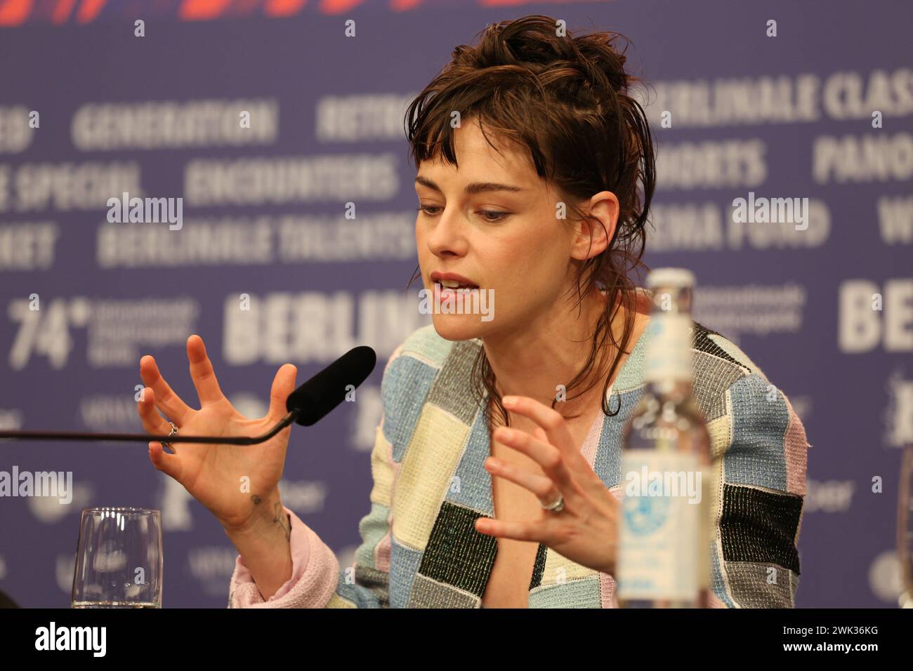 Berlino, Germania, 18 febbraio 2024, Kristen Stewart alla conferenza stampa per il film Love Lies Bleeding al 74° Berlinale International Film Festival. Credito fotografico: Doreen Kennedy / Alamy Live News. Foto Stock