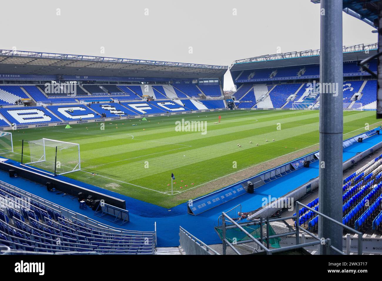 Birmingham, Regno Unito. 18 febbraio 2024. Una visione generale del campo che comprende la Kop ha preceduto il match per il Women's Championship tra Birmingham City Women e Southampton Women a St Andrews, Birmingham, Inghilterra, il 18 febbraio 2024. Foto di Stuart Leggett. Solo per uso editoriale, licenza richiesta per uso commerciale. Non utilizzare in scommesse, giochi o pubblicazioni di singoli club/campionato/giocatori. Crediti: UK Sports Pics Ltd/Alamy Live News Foto Stock