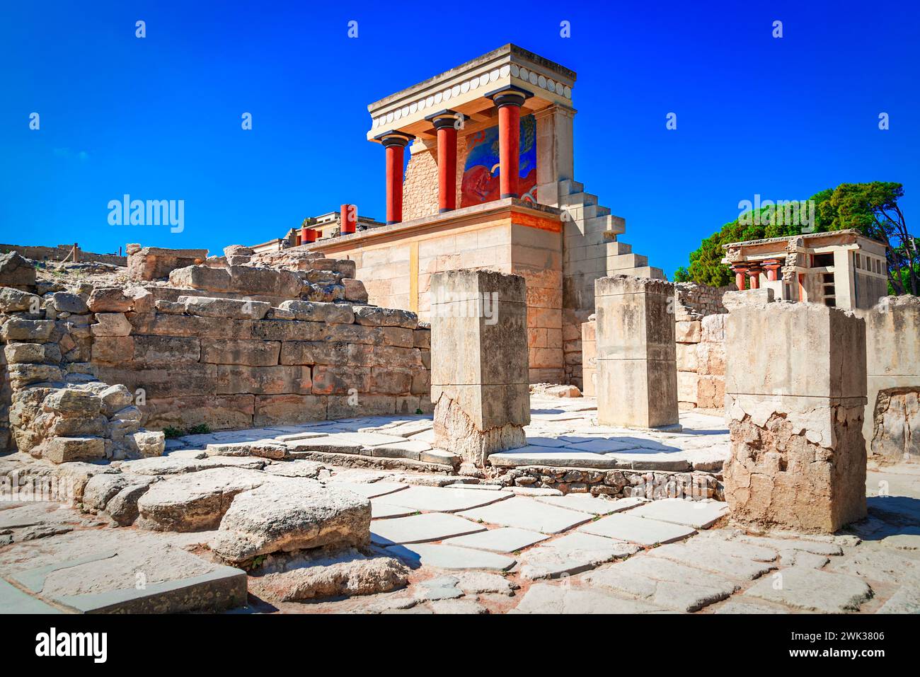 Vecchie mura di Cnosso vicino a Heraklion, isola di Creta, Grecia. Le rovine del tempio minoico sull'isola mediterranea di Creta Foto Stock