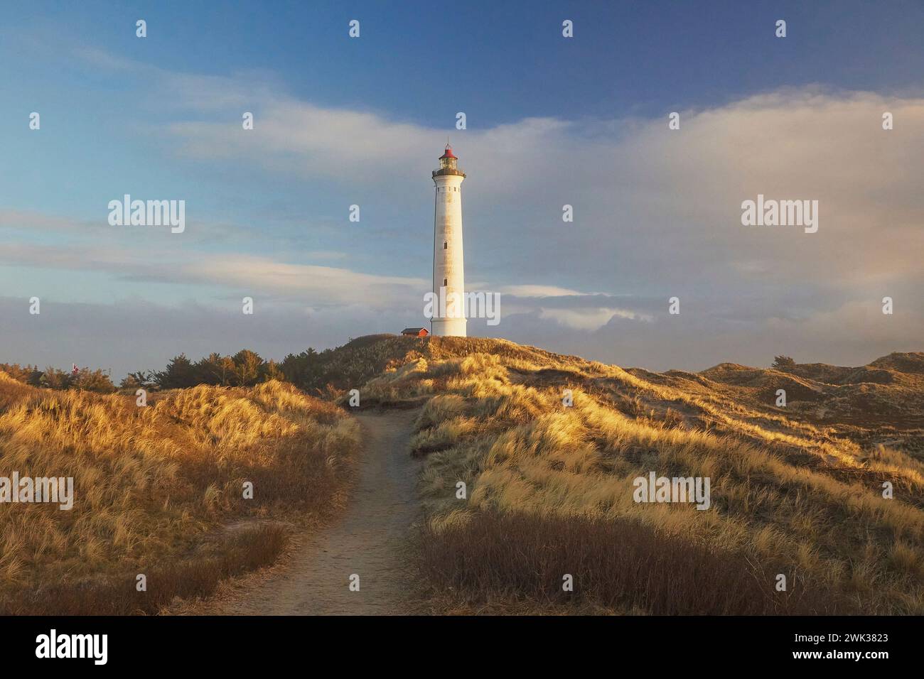 Faro al tramonto in una città costiera di Hvide Sande Danimarca Foto Stock