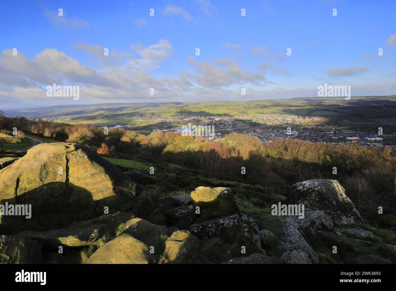 Una vista panoramica della città di Otley da Surprise View sul crinale di Chevin, Yorkshire, Inghilterra, Regno Unito Foto Stock