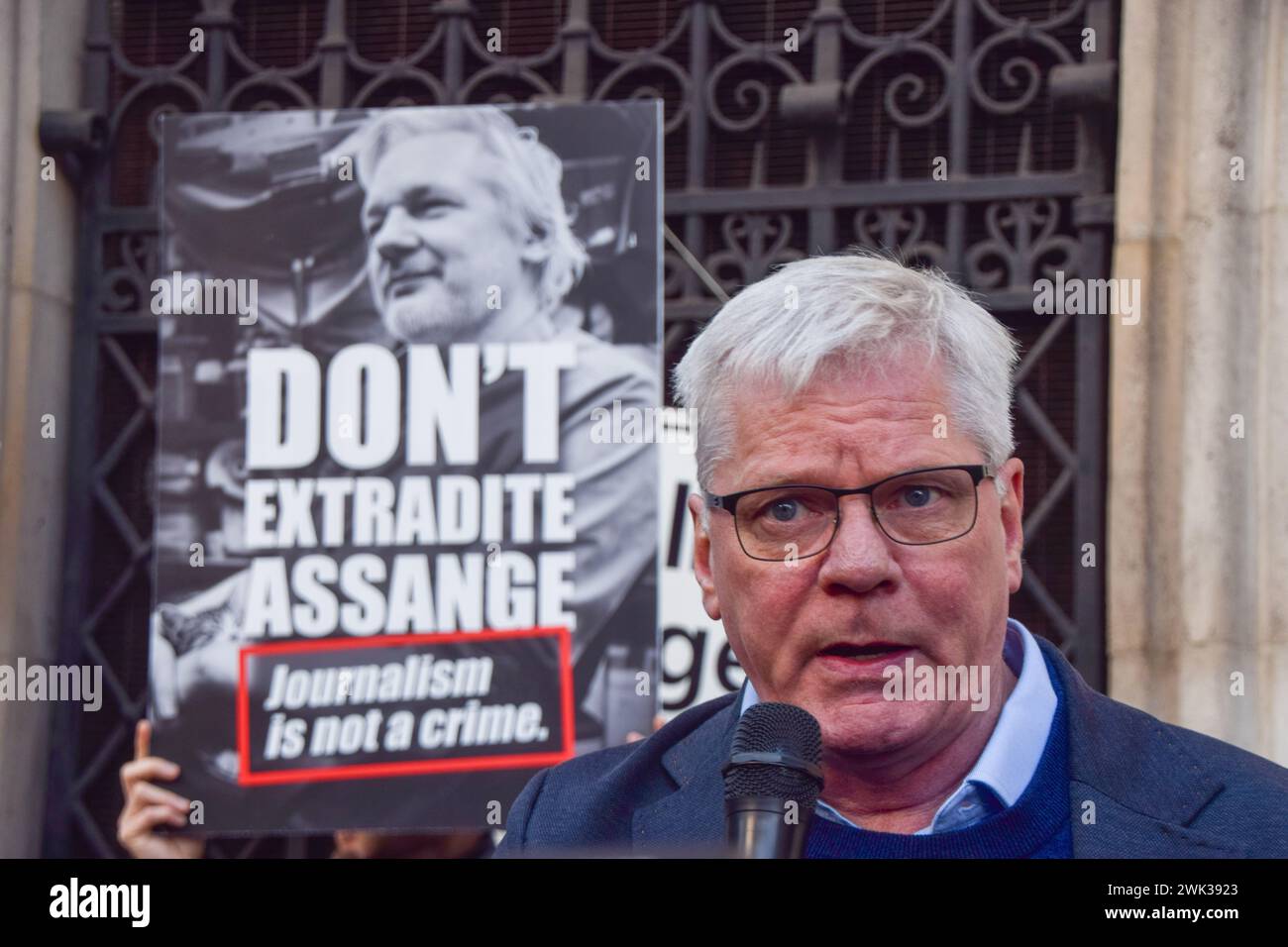 Londra, Regno Unito. 28 ottobre 2021. Il caporedattore di WikiLeaks Kristinn Hrafnsson parla alla stampa al di fuori della Royal Courts of Justice durante il secondo giorno dell'udienza di Julian Assange. Il governo degli Stati Uniti ha fatto appello contro la decisione di non estradare il fondatore di WikiLeaks. Crediti: Vuk Valcic / Alamy Foto Stock