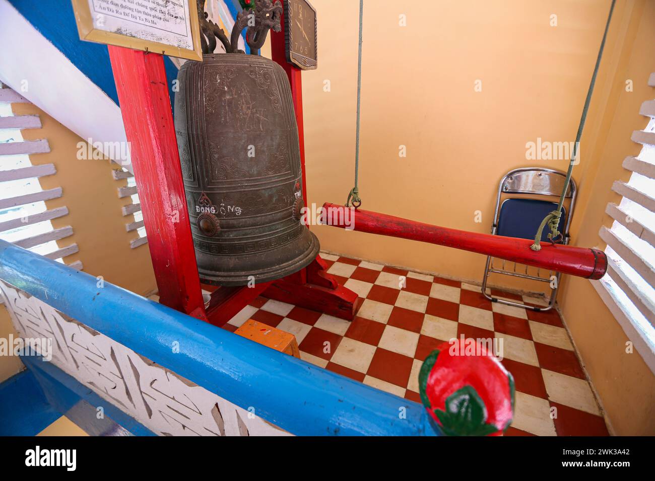 Sa Đéc, Vietnam. 18 febbraio 2024: Campana di bronzo nel tempio di Cao Đài, dove si praticano le cerimonie e le preghiere dei seguaci del Caodaismo. Questa religione sincretica monoteistica vietnamita, rivendicando 5 milioni di credenti in tutto il mondo, ha celebrato la grande cerimonia dell'essere Supremo nell'anno del Drago 2024, come ogni anno l'8/9 del primo mese lunare. Questo è uno dei rituali più importanti della Chiesa di Cao dai. Sulla base delle pratiche occulte del Taoismo, questo culto celebrerà il suo 100 ° anniversario ufficiale nel 2026. Crediti: Kevin Izorce/Alamy Live News Foto Stock