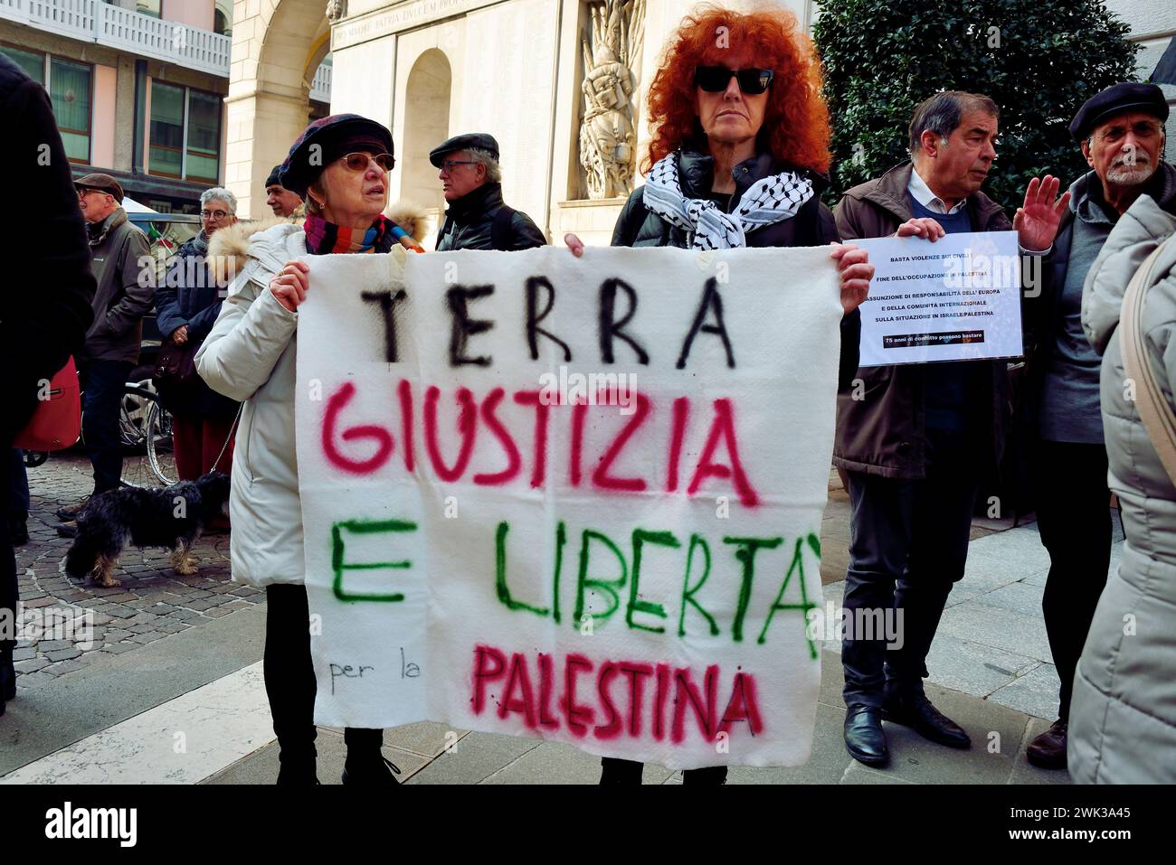 Padova, Italia. 118 febbraio 2024. Poche centinaia di persone partecipano a una seduta e a una marcia per sostenere l'iniziativa dei medici volontari filo-palestinesi chiamati "sanitari per Gaza Veneto”. L'associazione è pronta ad accogliere i feriti di Gaza nelle strutture sanitarie del Veneto e a fornire le cure mediche necessarie, per creare un pool di professionisti pronti a trasferirsi in campi operativi stranieri. Durante la seduta i partecipanti firmano anche una petizione che chiede al governo italiano di recuperare ufficialmente lo Stato di Palestina. Crediti: Ferdinando Piezzi/Alamy Live News Foto Stock