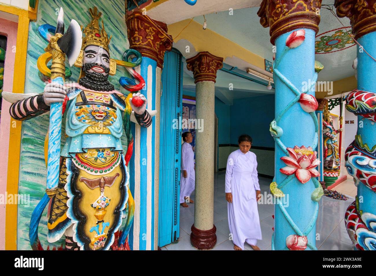 Sa Đéc, Vietnam. 18 febbraio 2024: Cao Đài Thánh-Thất (Tempio, Chiesa, Santa Casa) dove vengono praticate le cerimonie e le preghiere dei seguaci del Caodaismo. Questa religione sincretica monoteistica vietnamita, rivendicando 5 milioni di credenti in tutto il mondo, ha celebrato la grande cerimonia dell'essere Supremo nell'anno del Drago 2024, come ogni anno l'8/9 del primo mese lunare. Questo è uno dei rituali più importanti della Chiesa di Cao dai. Sulla base delle pratiche occulte del Taoismo, questo culto celebrerà il suo 100 ° anniversario ufficiale nel 2026. Crediti: Kevin Izorce/Alamy Live News Foto Stock