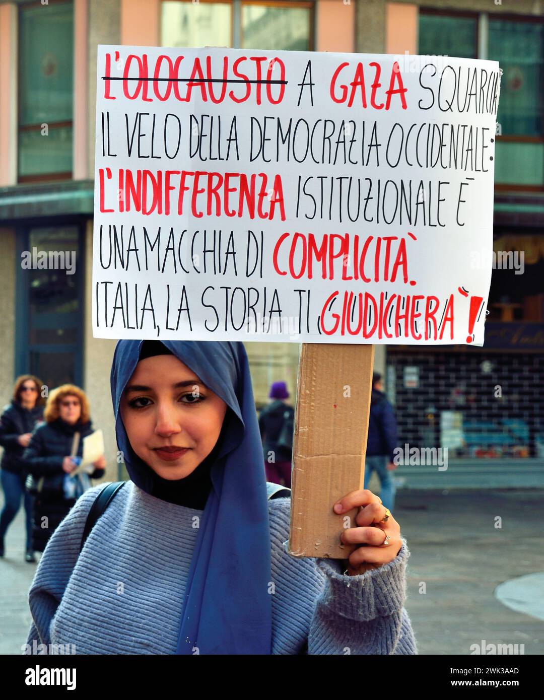 Padova, Italia. 118 febbraio 2024. Poche centinaia di persone partecipano a una seduta e a una marcia per sostenere l'iniziativa dei medici volontari filo-palestinesi chiamati "sanitari per Gaza Veneto”. L'associazione è pronta ad accogliere i feriti di Gaza nelle strutture sanitarie del Veneto e a fornire le cure mediche necessarie, per creare un pool di professionisti pronti a trasferirsi in campi operativi stranieri. Durante la seduta i partecipanti firmano anche una petizione che chiede al governo italiano di recuperare ufficialmente lo Stato di Palestina. Crediti: Ferdinando Piezzi/Alamy Live News Foto Stock