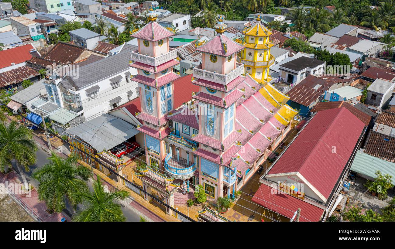 Sa Đéc, Vietnam. 18 febbraio 2024: Veduta aerea di un tempio di Cao Đài, dove vengono praticate le cerimonie e le preghiere dei seguaci del Caodaismo. Questa religione sincretica monoteistica vietnamita, rivendicando 5 milioni di credenti in tutto il mondo, ha celebrato la grande cerimonia dell'essere Supremo nell'anno del Drago 2024, come ogni anno l'8/9 del primo mese lunare. Questo è uno dei rituali più importanti della Chiesa di Cao dai. Sulla base delle pratiche occulte del Taoismo, questo culto celebrerà il suo 100 ° anniversario ufficiale nel 2026. Crediti: Kevin Izorce/Alamy Live News Foto Stock