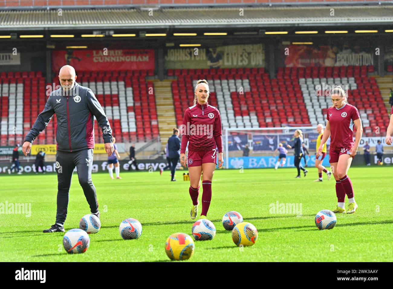 Londra, Regno Unito. 18 febbraio 2024. Aston Villa Women Warming Up before the match beginning at Tottenham Hotspur Women vs Aston Villa in the WSL at Brisbane Road, Gaughan Group Stadium. Crediti: VIC Christod/Alamy Live News Foto Stock