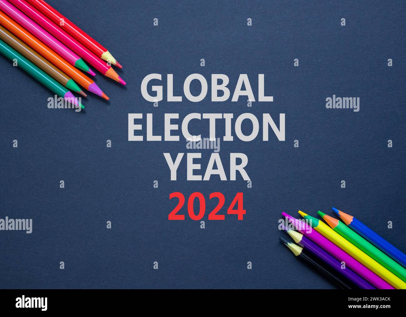Simbolo dell'anno elettorale globale 2024. Concept Words Global Election Year 2024 su bella carta nera. Splendido sfondo nero. Matite colorate. Busin Foto Stock