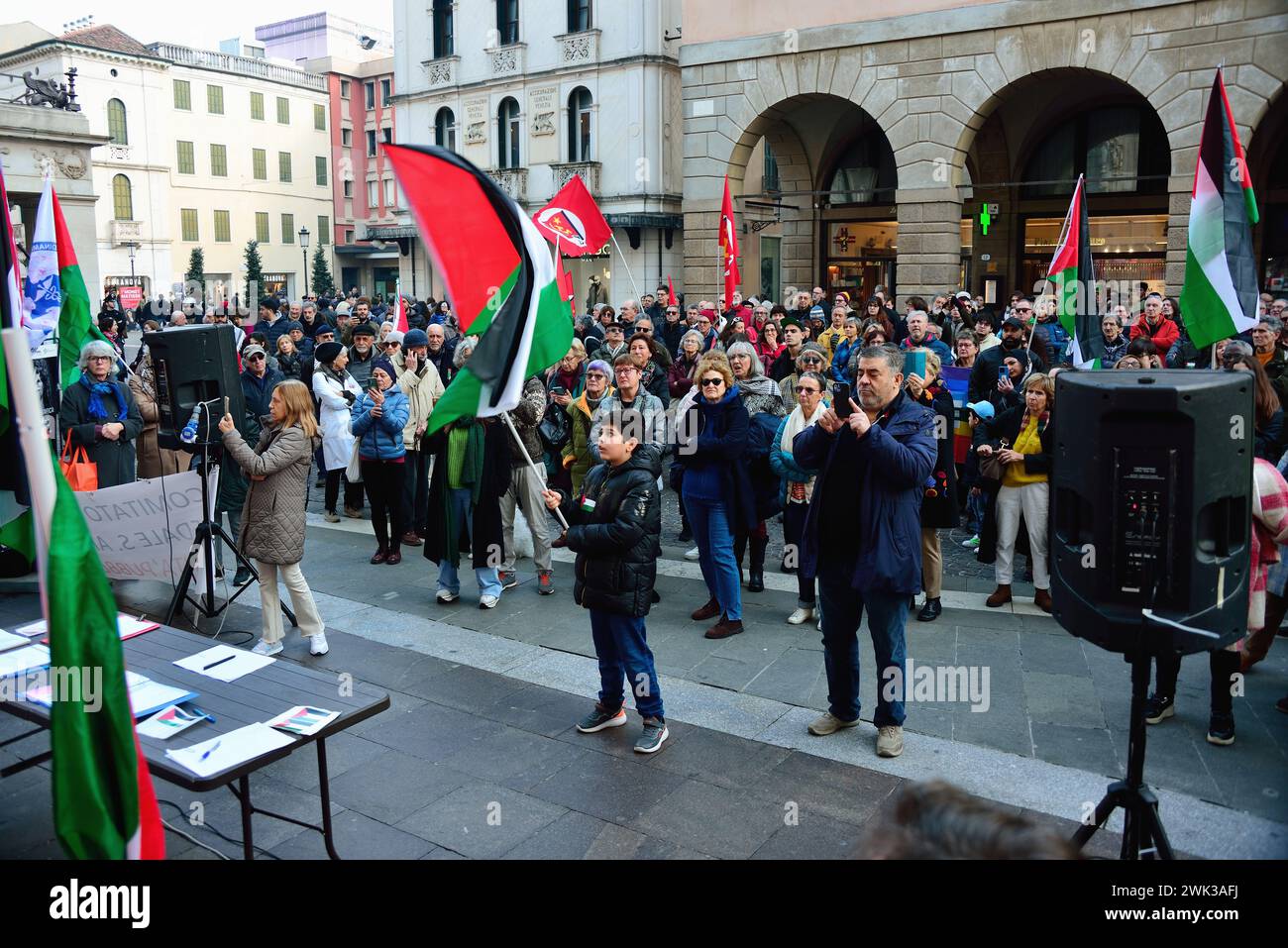 Padova, Italia. 118 febbraio 2024. Poche centinaia di persone partecipano a una seduta e a una marcia per sostenere l'iniziativa dei medici volontari filo-palestinesi chiamati "sanitari per Gaza Veneto”. L'associazione è pronta ad accogliere i feriti di Gaza nelle strutture sanitarie del Veneto e a fornire le cure mediche necessarie, per creare un pool di professionisti pronti a trasferirsi in campi operativi stranieri. Durante la seduta i partecipanti firmano anche una petizione che chiede al governo italiano di recuperare ufficialmente lo Stato di Palestina. Crediti: Ferdinando Piezzi/Alamy Live News Foto Stock