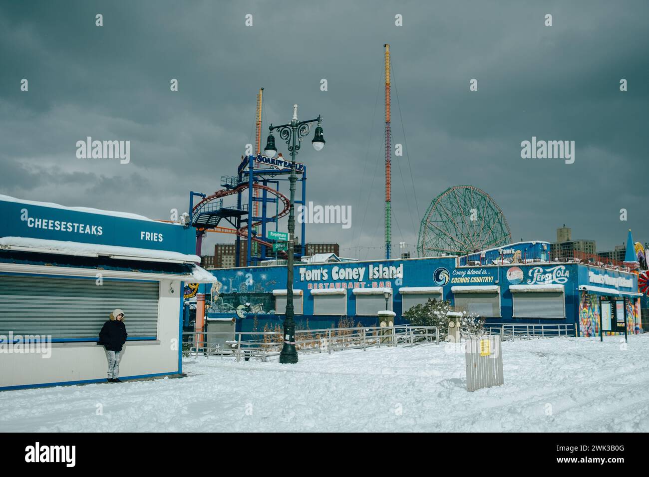 Toms Coney Island in una giornata invernale innevata a Brooklyn, New York Foto Stock