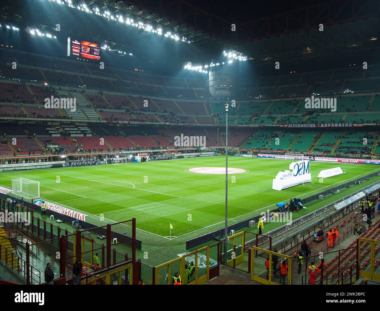 San Siro o lo stadio Giuseppe Meazza visto dalla curva Sud. Sede dell'AC Milan e dell'Inter di Milano con una capacità massima di 80,000 spettatori Foto Stock