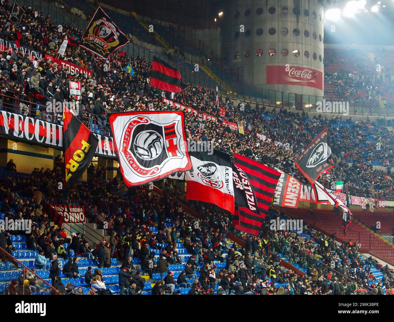 Curva Sud di San Siro o stadio di calcio Giuseppe Meazza, sede dell'AC Milan e dell'Inter di Milano con una capacità massima di 80,000 spettatori Foto Stock