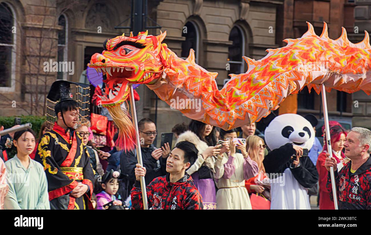 Glasgow, Scozia, Regno Unito. 18 febbraio 2024. L'anno del Drago e le celebrazioni annuali del capodanno cinese di Glasgow tornano a George Square. La Chinese Cultural and Welfare Society Scotland tiene la sua mostra annuale pubblica con una danza del leone. Credit Gerard Ferry/Alamy Live News Foto Stock