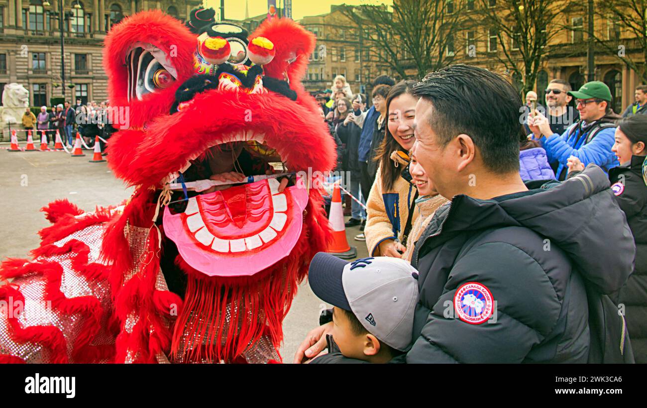 Glasgow, Scozia, Regno Unito. 18 febbraio 2024. L'anno del Drago e le celebrazioni annuali del capodanno cinese di Glasgow tornano a George Square. La Chinese Cultural and Welfare Society Scotland tiene la sua mostra annuale pubblica con una danza del leone. Credit Gerard Ferry/Alamy Live News Foto Stock