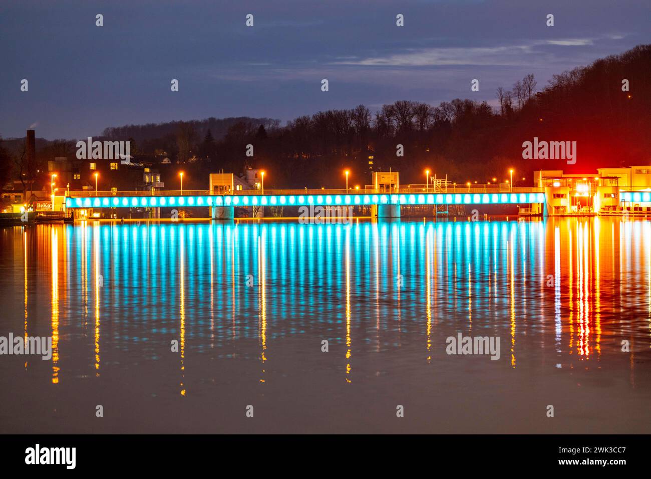 Der Baldeneysee, beleuchtetes Stauwehr, mit Schleuse, links und Wasserkraftwerk, Stausee der Ruhr a Essen, NRW, Deutschland, Baldeneysee beleuchtet *** il Baldeneysee, weir illuminato, con serratura, centrale elettrica e sinistra, serbatoio della Ruhr a Essen, NRW, Germania, Baldeneysee illuminato Foto Stock